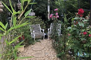Cozy Nook Cottage - Sleeps 4, Garden & Parking