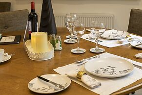 Cozy Nook Cottage - Sleeps 4, Garden & Parking