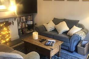 Cozy Nook Cottage - Sleeps 4, Garden & Parking