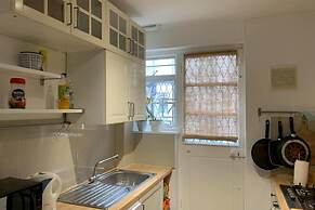 Contemporary 2 Bedroom Flat in Bayswater