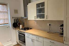 Contemporary 2 Bedroom Flat in Bayswater