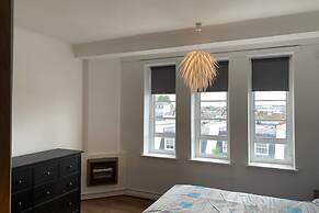 Contemporary 2 Bedroom Flat in Bayswater