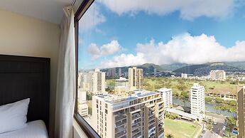 Updated 22nd Floor Waikiki Condo - Free parking & WiFi - Ideal for lar