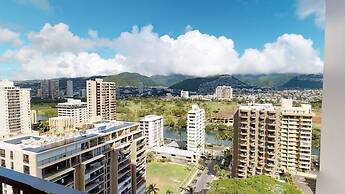 Updated 22nd Floor Waikiki Condo - Free parking & WiFi - Ideal for lar