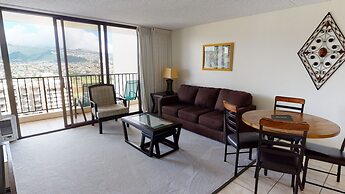Updated 22nd Floor Waikiki Condo - Free parking & WiFi - Ideal for lar