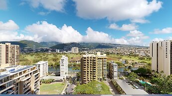 Updated 22nd Floor Waikiki Condo - Free parking & WiFi - Ideal for lar