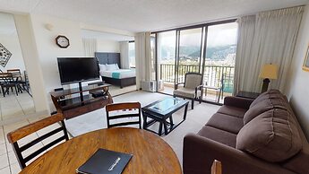 Updated 22nd Floor Waikiki Condo - Free parking & WiFi - Ideal for lar