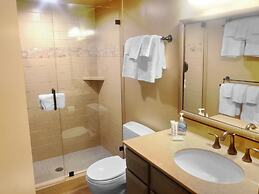 Open Floor 71 Vantage Family Condo by RedAwning