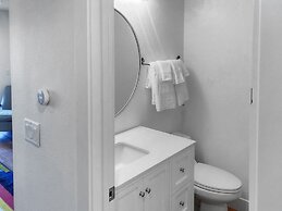 Open Floor 71 Vantage Family Condo by RedAwning