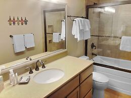 Open Floor 71 Vantage Family Condo by RedAwning