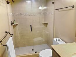 Open Floor 71 Vantage Family Condo by RedAwning