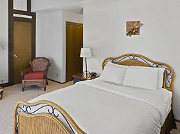 Open Floor 71 Vantage Family Condo by RedAwning