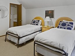 Open Floor 71 Vantage Family Condo by RedAwning