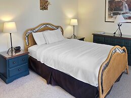 Open Floor 71 Vantage Family Condo by RedAwning