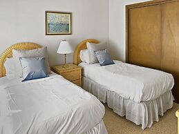 Open Floor 71 Vantage Family Condo by RedAwning