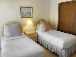 Open Floor 71 Vantage Family Condo by RedAwning