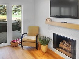 Open Floor 71 Vantage Family Condo by RedAwning