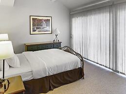 Open Floor 71 Vantage Family Condo by RedAwning