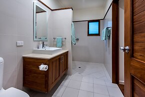 Iluka Luxury House With Ocean Views On Half Acre With Pool And Two Gol