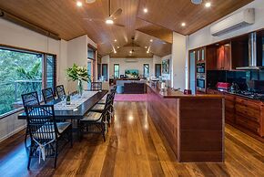 Iluka Luxury House With Ocean Views On Half Acre With Pool And Two Gol