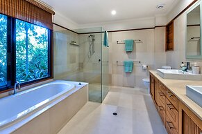 Iluka Luxury House With Ocean Views On Half Acre With Pool And Two Gol