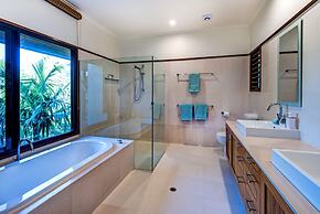 Iluka Luxury House With Ocean Views On Half Acre With Pool And Two Gol