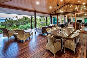 Iluka Luxury House With Ocean Views On Half Acre With Pool And Two Gol