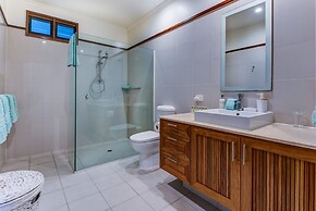 Iluka Luxury House With Ocean Views On Half Acre With Pool And Two Gol