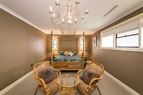 Hedge House- luxury space style location