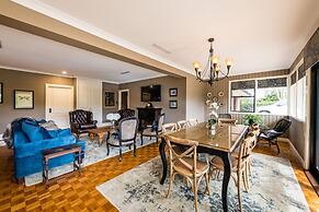 Hedge House- luxury space style location