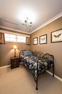 Hedge House- luxury space style location