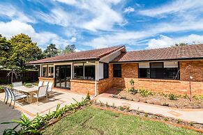 Hedge House- luxury space style location