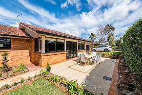 Hedge House- luxury space style location