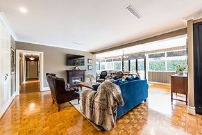 Hedge House- luxury space style location