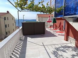 Sea View Apartment in Okrug Gornji near Trogir Center