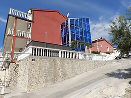 Sea View Apartment in Okrug Gornji near Trogir Center