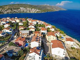 Lovely Holiday Home in Okrug Gornji near Sea