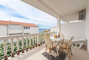 Lovely Holiday Home in Okrug Gornji near Sea