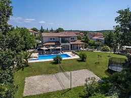 Picturesque Villa in Verteneglio With Pool