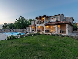 Picturesque Villa in Verteneglio With Pool