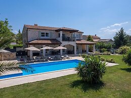 Picturesque Villa in Verteneglio With Pool