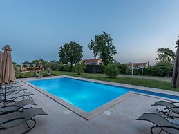 Picturesque Villa in Verteneglio With Pool