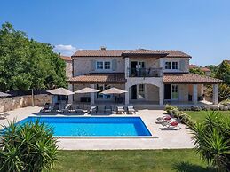 Picturesque Villa in Verteneglio With Pool