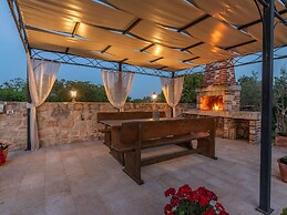 Picturesque Villa in Verteneglio With Pool