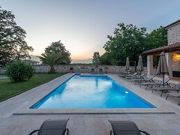 Picturesque Villa in Verteneglio With Pool