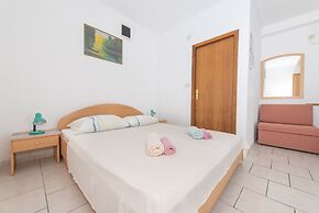 Relaxing Apartment in Okrug Gornji near Mavarstica Beach