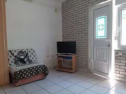 Relaxing Apartment in Okrug Gornji near Mavarstica Beach