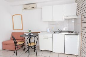 Relaxing Apartment in Okrug Gornji near Mavarstica Beach