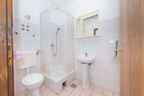 Relaxing Apartment in Okrug Gornji near Mavarstica Beach