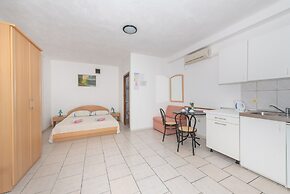 Relaxing Apartment in Okrug Gornji near Mavarstica Beach